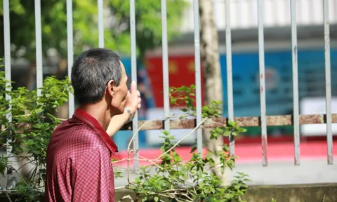 Phụ huynh thấp thỏm đứng ngồi không yên chờ con trong môn thi đầu tiên