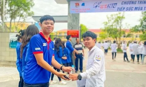 Hàng trăm tình nguyện viên tiếp sức kỳ thi tốt nghiệp THPT