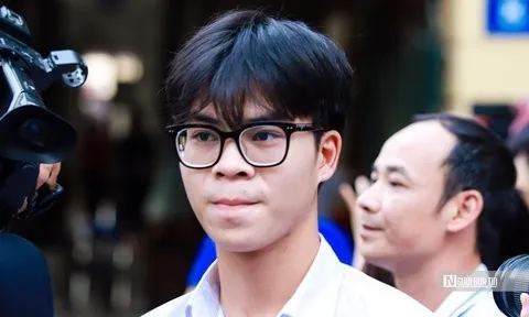 Thí sinh lo lắng rời phòng thi vì đề Toán khó