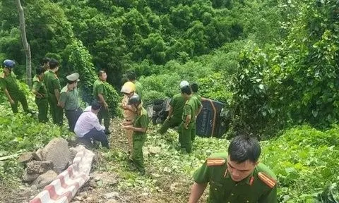 Xe khách lật nghiêng sau khi lao xuống vực, nhiều người bị thương