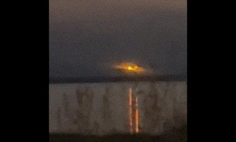 Cặp đôi người Canada ghi lại được cảnh tượng UFO bí ẩn trên bầu trời