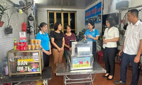 Huyện Gia Lâm: Trao tặng phương tiện sinh kế cho gia đình hội viên phụ nữ có hoàn cảnh khó khăn