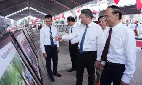 Tuần lễ trưng bày ảnh "Luật gia Việt Nam với biển, đảo quê hương"