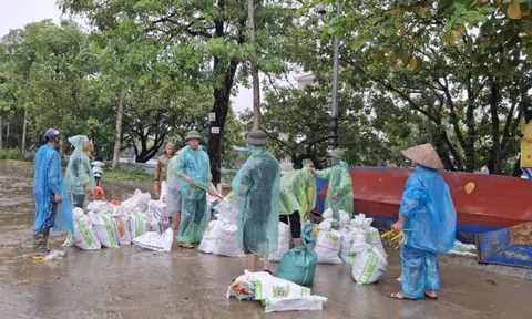 Xã Hương Sơn (Mỹ Đức): Đắp bờ ngăn nước và hỗ trợ thuyền, đò cho các tỉnh bị ngập lụt