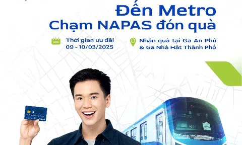 Chủ thẻ NAPAS đi Metro ‘xé túi mù’ nhận quà tặng bất ngờ