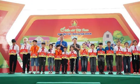30 suất học bổng dành tặng các em thiếu nhi có hoàn cảnh khó khăn