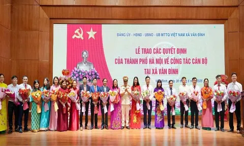 Công bố các quyết định công tác cán bộ xã Vân Đình