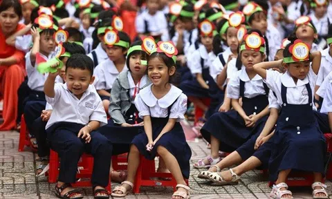 Miễn học phí: Mệnh lệnh vì dân, hành động vì tương lai
