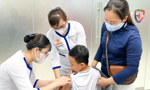 Sốt xuất huyết tăng mạnh, chuyên gia khuyến cáo tiêm vắc xin để phòng biến chứng nặng
