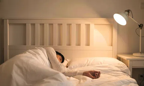 Hai chiếc giường trong phòng ngủ của bố mẹ