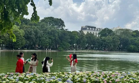 Người dân muôn phương nô nức đổ về Hà Nội chụp ảnh check- in chào mừng 80 năm Quốc khánh