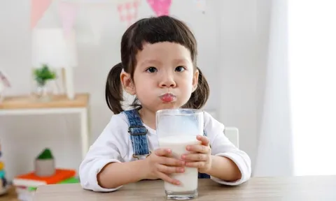 Nhiều cha mẹ Việt mơ hồ khi dùng thực phẩm bổ sung dạng sữa: Cần lưu ý gì khi sử dụng?