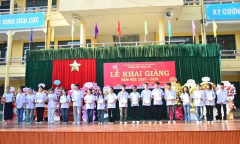Dự án Hỗ trợ phát triển giáo dục trao học bổng cho học sinh có hoàn cảnh khó khăn