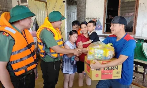 Lãnh đạo Công an Hà Nội kiểm tra, động viên cán bộ chiến sĩ hỗ trợ nhân dân vùng lũ