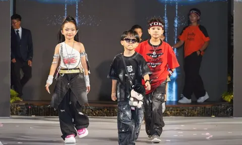 “Em bé chất” làm vedette, khuấy động sàn diễn thời trang nhí