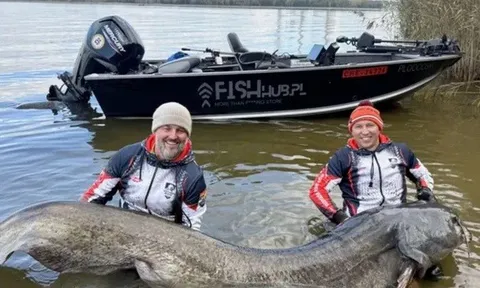 Hai cần thủ Ba Lan vớ được cá “khủng”, liệu kỷ lục có gọi tên họ?