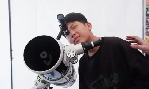 Triển lãm thiên văn nhiệm mầu của học sinh trường Hà Nội - Amsterdam