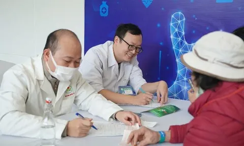 Khám, tư vấn cho người dân trong chương trình khắc phục hậu quả bão lũ