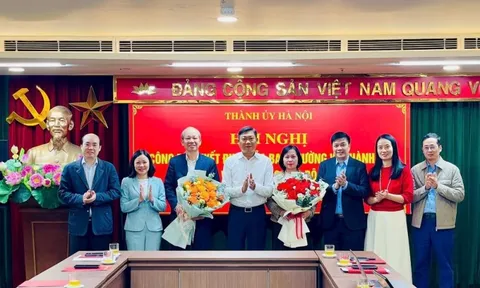 Ủy ban Kiểm tra Thành ủy Hà Nội trao quyết định nghỉ hưu trước tuổi cho hai cán bộ