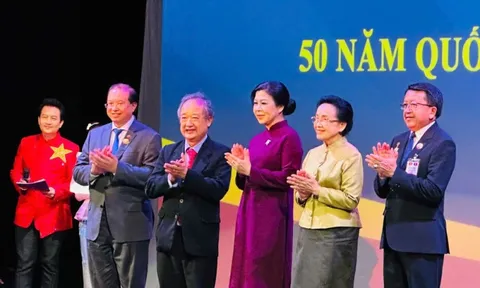 Phu nhân Ngô Phương Ly dự Khai mạc Tuần phim Việt Nam và triển lãm ảnh về quan hệ Việt Nam - Lào