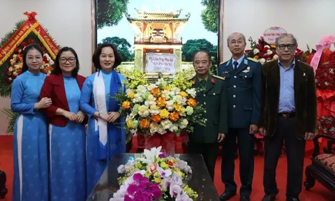 Hội LHPN Hà Nội thăm, chúc mừng Hội Cựu chiến binh thành phố nhân ngày truyền thống