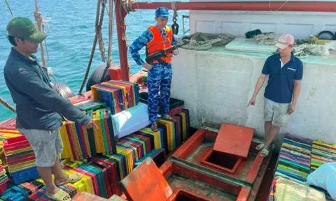 Bắt giữ, điều tra tàu cá vận chuyển hàng nghìn lít dầu DO không rõ nguồn gốc