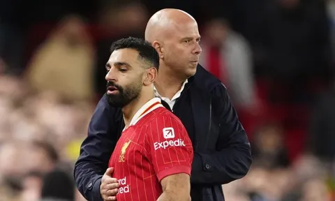 HLV Arne Slot bị chất vấn gay gắt về cách đối xử với Salah