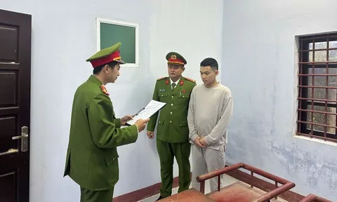 Khởi tố tài xế ô tô cố tình tông thẳng vào một nhóm người