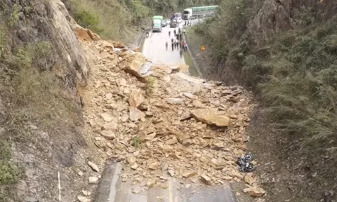 Khoảnh khắc đất đá đổ ập vùi lấp nhiều người trên Quốc lộ 6