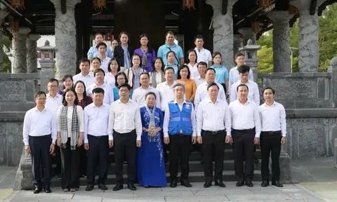 Đoàn đại biểu Cụm thi đua Ủy ban MTTQ Việt Nam các thành phố trực thuộc Trung ương dâng hoa, dâng hương tại đặc khu Côn Đảo