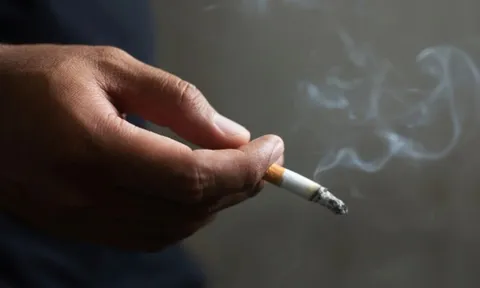 Người phụ nữ đệ đơn ly hôn vì phát hiện chồng mình hút thuốc