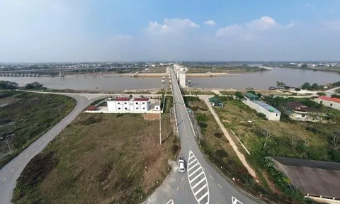 Cầu 800 tỷ đồng hoàn thiện nhưng "đóng cửa", học sinh vượt rào để tránh tiền đò