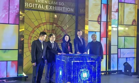 Khai mạc Không gian triển lãm số “Hà Nội Rạng Rỡ - Ánh sáng và Di sản”