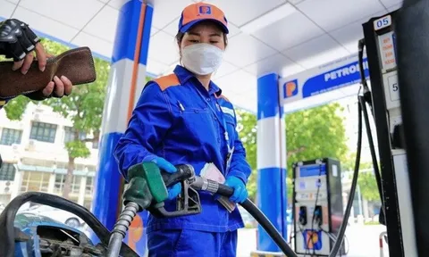 Giá xăng dầu giảm nhẹ