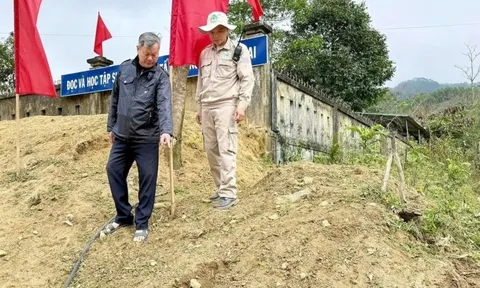 Phát hiện bom chùm sát cổng trường tiểu học, lực lượng chức năng khẩn trương xử lý