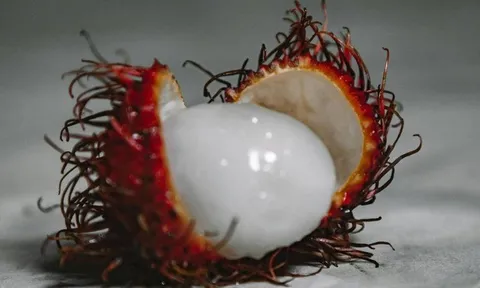 Cậu bé 5 tuổi tử vong thương tâm sau khi ăn quả chôm chôm