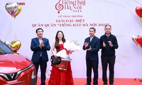 Quán quân Đào Lê Phương Chi nhận giải thưởng 600 triệu đồng từ cuộc thi “Tiếng hát Hà Nội 2025”
