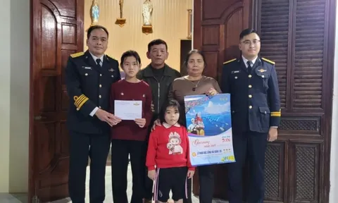 Lữ đoàn 126 thăm các cháu là con ngư dân được đơn vị đỡ đầu