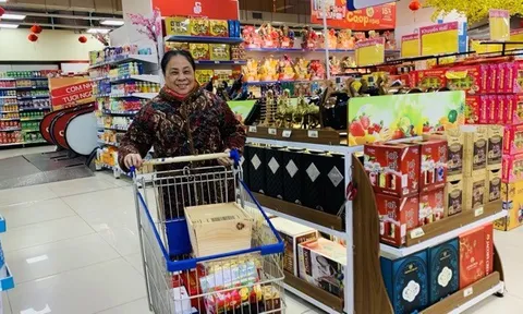 Ngày Mùng 3 Tết Bính Ngọ 2026, thị trường hàng hóa trên cả nước bắt đầu sôi động trở lại