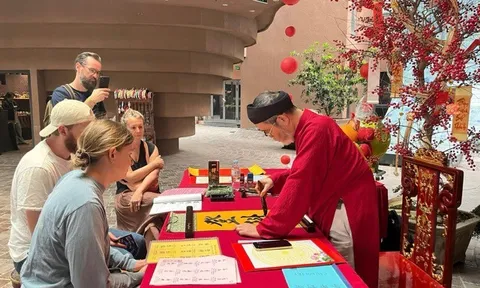 Xuân Bính Ngọ ở Bát Tràng: Nét chữ khai xuân níu chân du khách