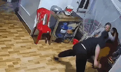 Phẫn nộ clip con trai đánh mẹ gãy tay tối mùng 3 Tết