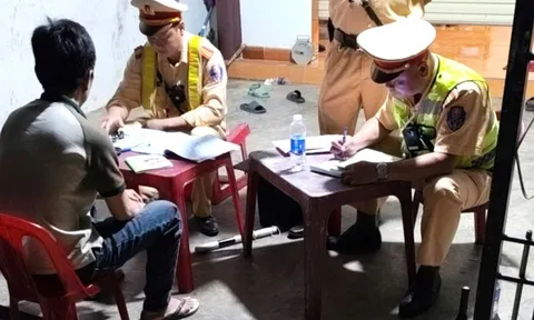 Chủ xe và tài xế xe 25 chỗ "nhồi" 61 khách, đi vào đường cấm bị phạt hơn 200 triệu đồng