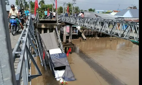 Sập cầu 30-4 ở Cần Thơ, xe tải chở gạo rơi xuống sông, tài xế may mắn thoát nạn