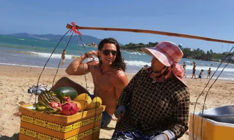 Màn rao tiếng Anh của người phụ nữ bán hàng rong ở Nha Trang thành bản hit triệu view gây sốt toàn cầu