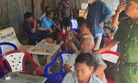 Đột kích quán cà phê, bắt quả tang 14 người tụ tập cá cược đá gà qua mạng