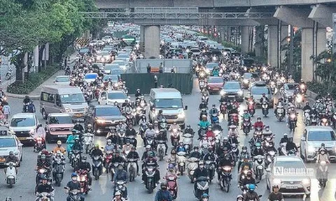 Hà Nội: Lô cốt án ngữ đường Nguyễn Trãi, giao thông thêm ùn tắc giờ cao điểm