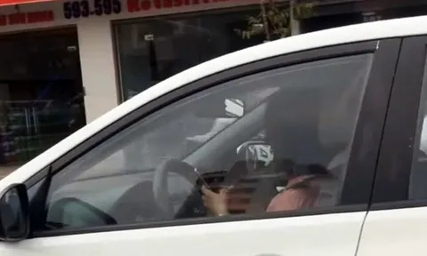 Nữ tài xế lái ô tô vẫn dùng hai tay bấm điện thoại bị xử phạt 4-6 triệu đồng