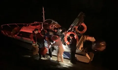 Nửa đêm, bác sĩ vượt biển cứu mạng 2 người