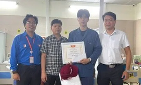 Khen thưởng nam sinh viên Bách khoa cứu 7 người trong vụ cháy tại Hà Nội