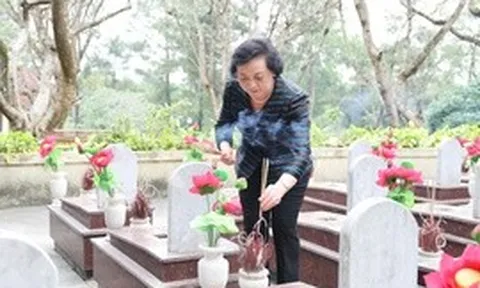 Phó Thủ tướng Phạm Thị Thanh Trà dâng hương tri ân các Anh hùng liệt sĩ tại Quảng Trị
